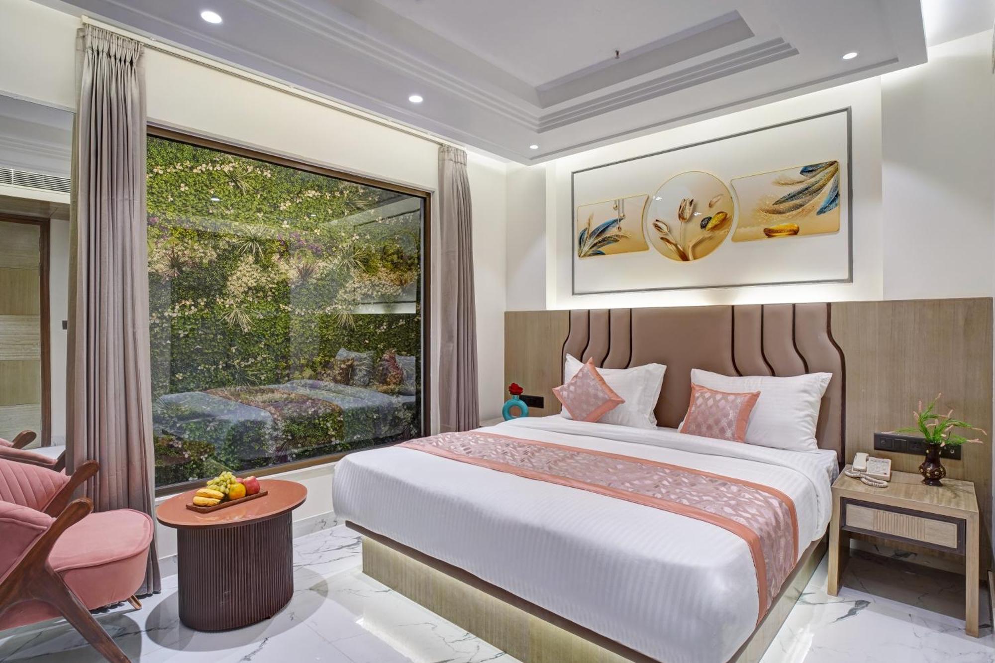 Hotel Newly Built Gold The Royal With Rooftop Restaurant - 2mins Walk From Rail Station & 5mins From Connaught Place