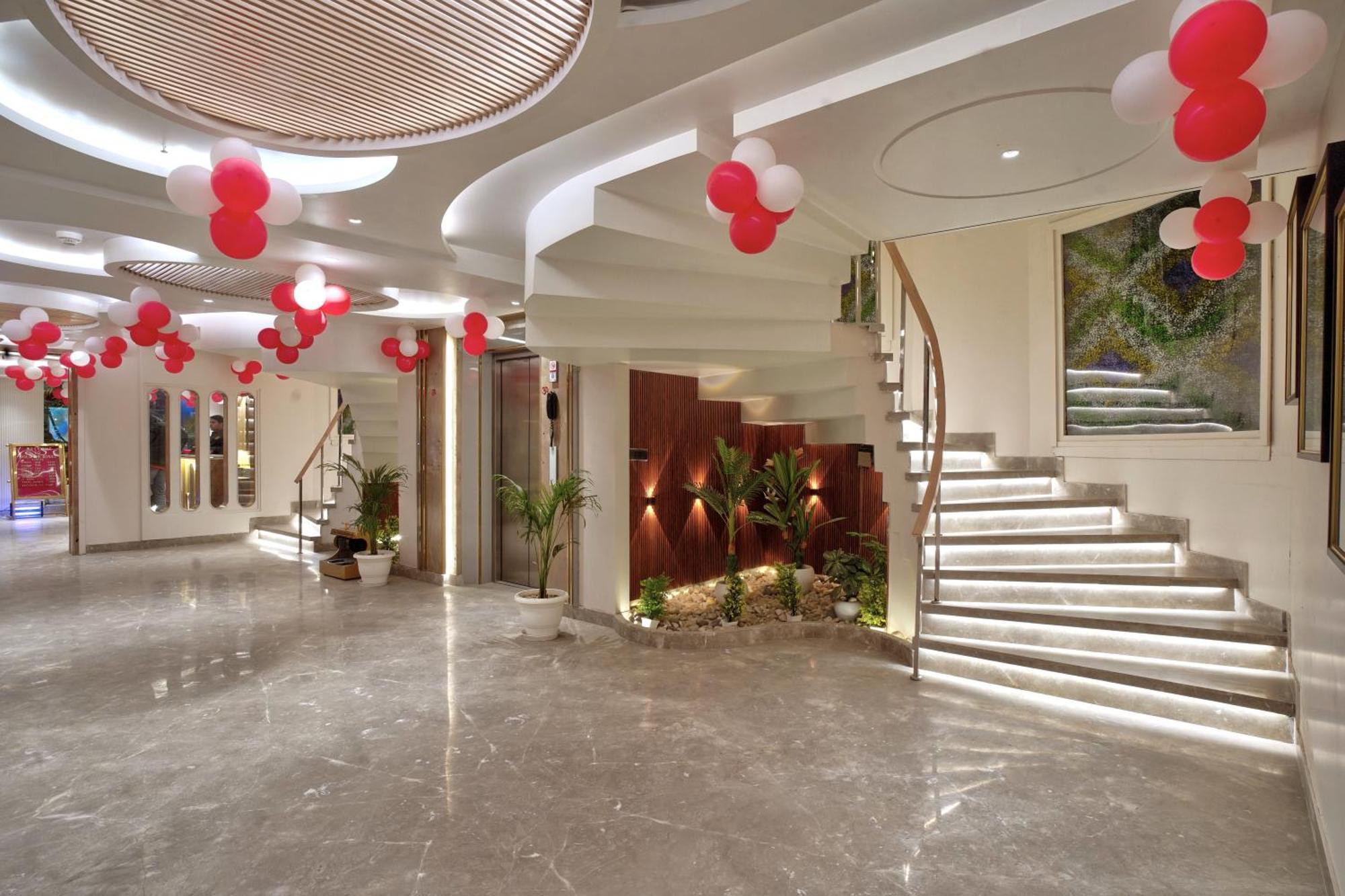Newly Built Gold The Royal With Rooftop Restaurant - 2mins Walk From Rail Station & 5mins From Connaught Place Hotel